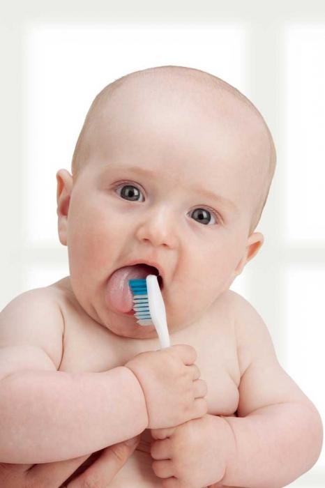 언제 첫 번째 치아가 아이에게 나타 납니까? 아기를위한 증상 및 도움